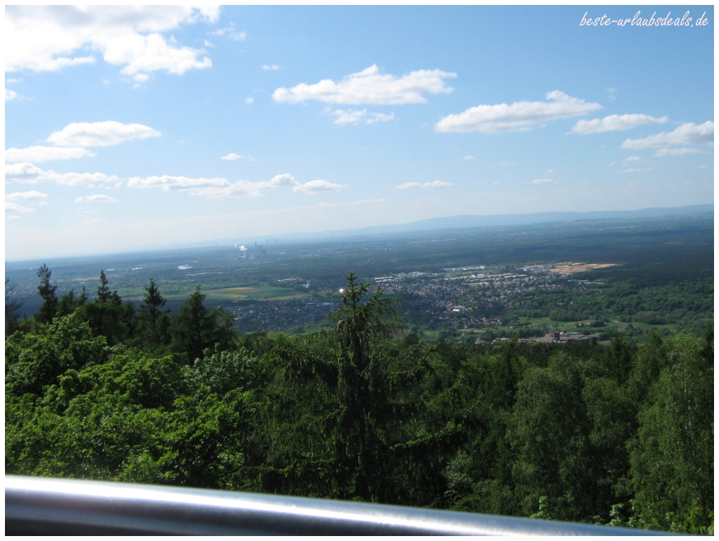 wundervolle Aussicht vom Ludwigsturm am Hahnenkamm in Alzenau