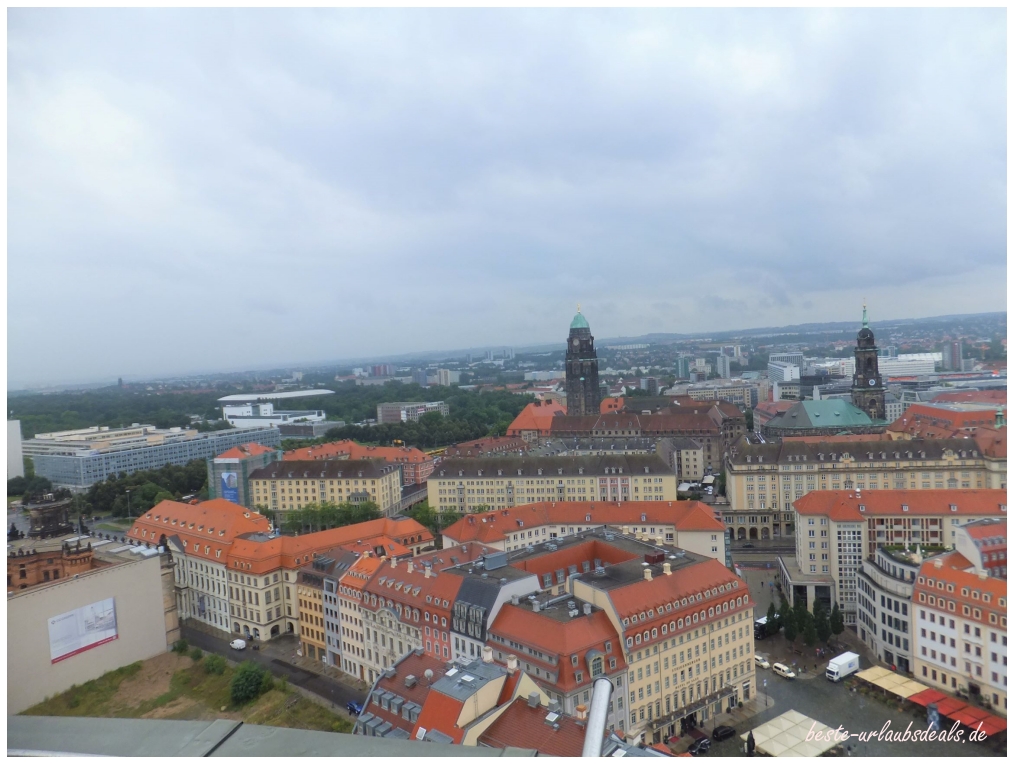 eine Aussicht-von-der-Frauenkirche-über-Dresden-