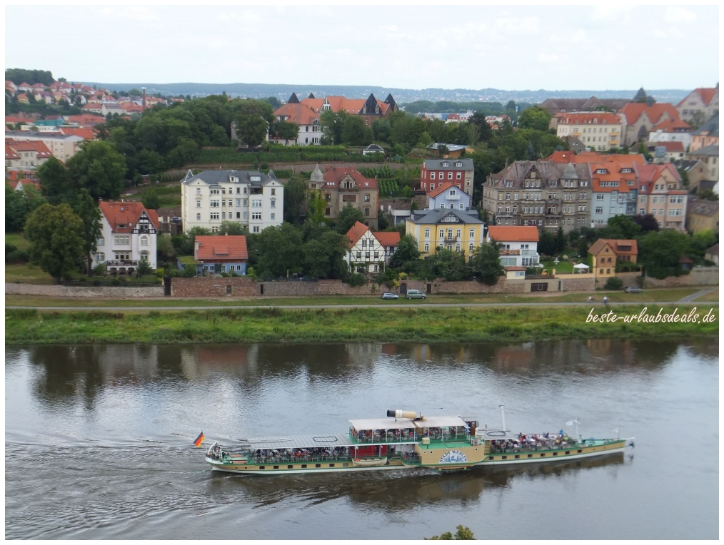 Raddampfer auf der Elbe bei Meißen