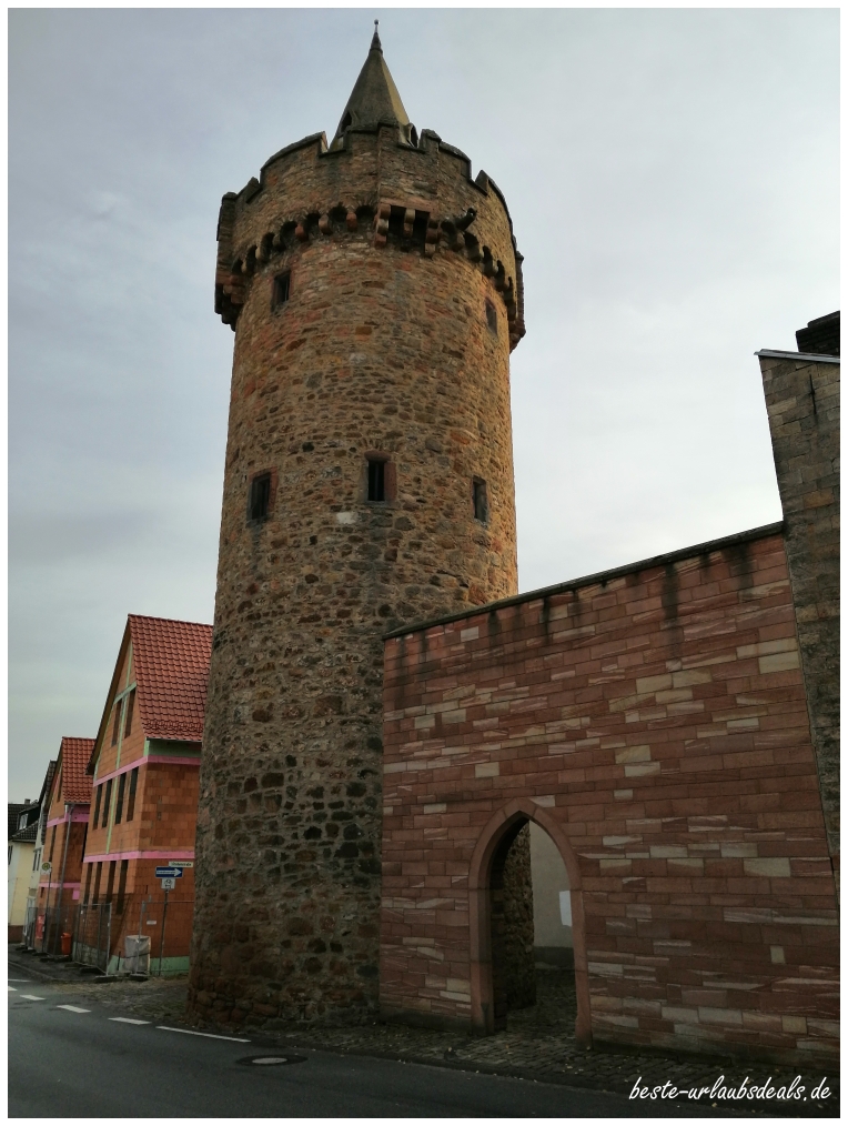 Spitzer-Turm-mit-alter-Stadtmauer-1