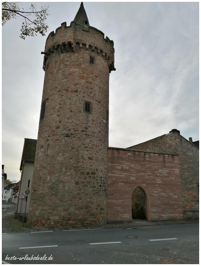 Spitzer-Turm-mit-alter-Stadtmauer-2